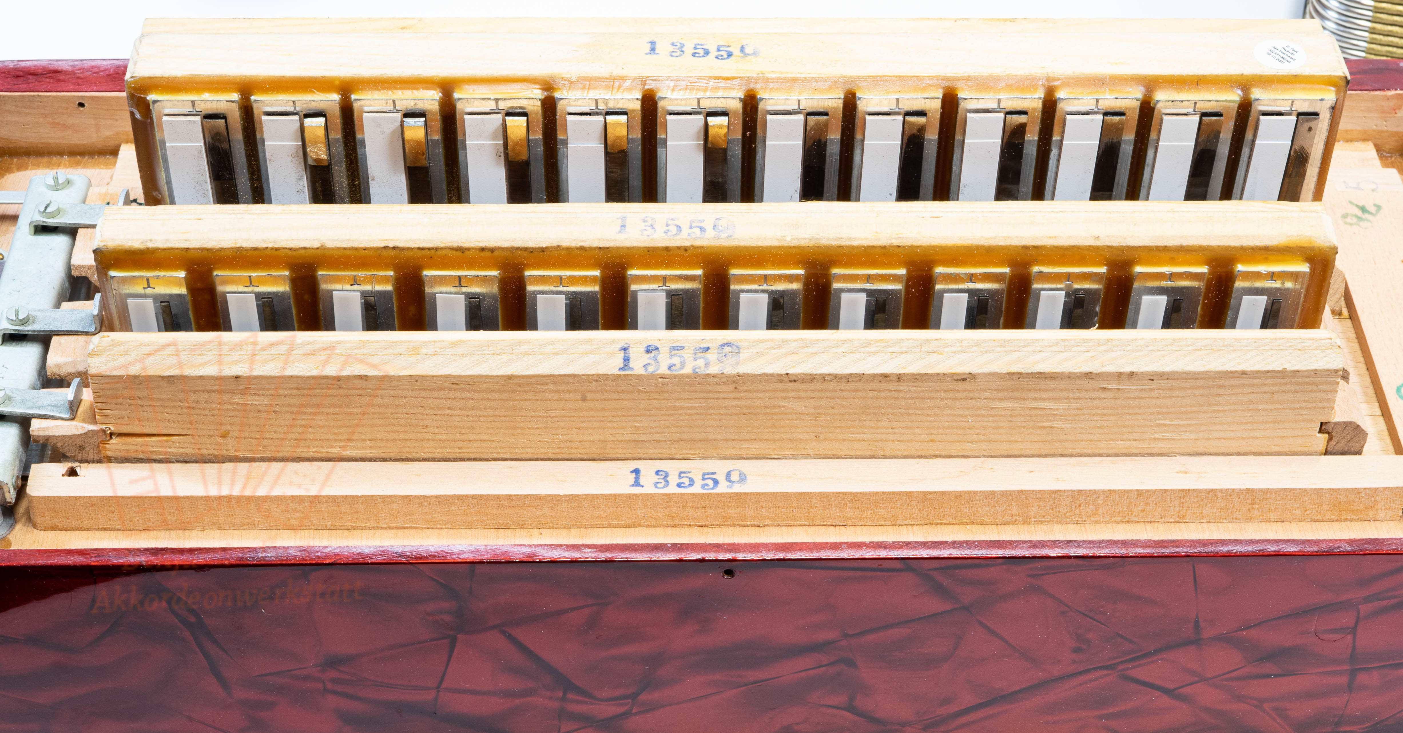 Akkordeon Hohner Concerto III  34/72/III/5/2 rot, gebraucht
