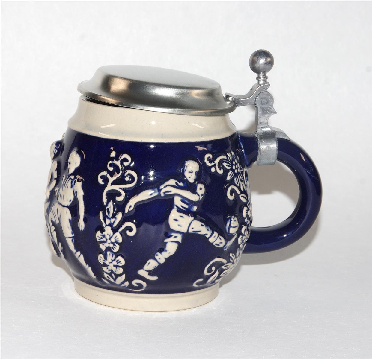 Bierkrug Fußball Porzellan Zinndeckel blau Bierkrug Fußball Porzellan Zinndeckel blau