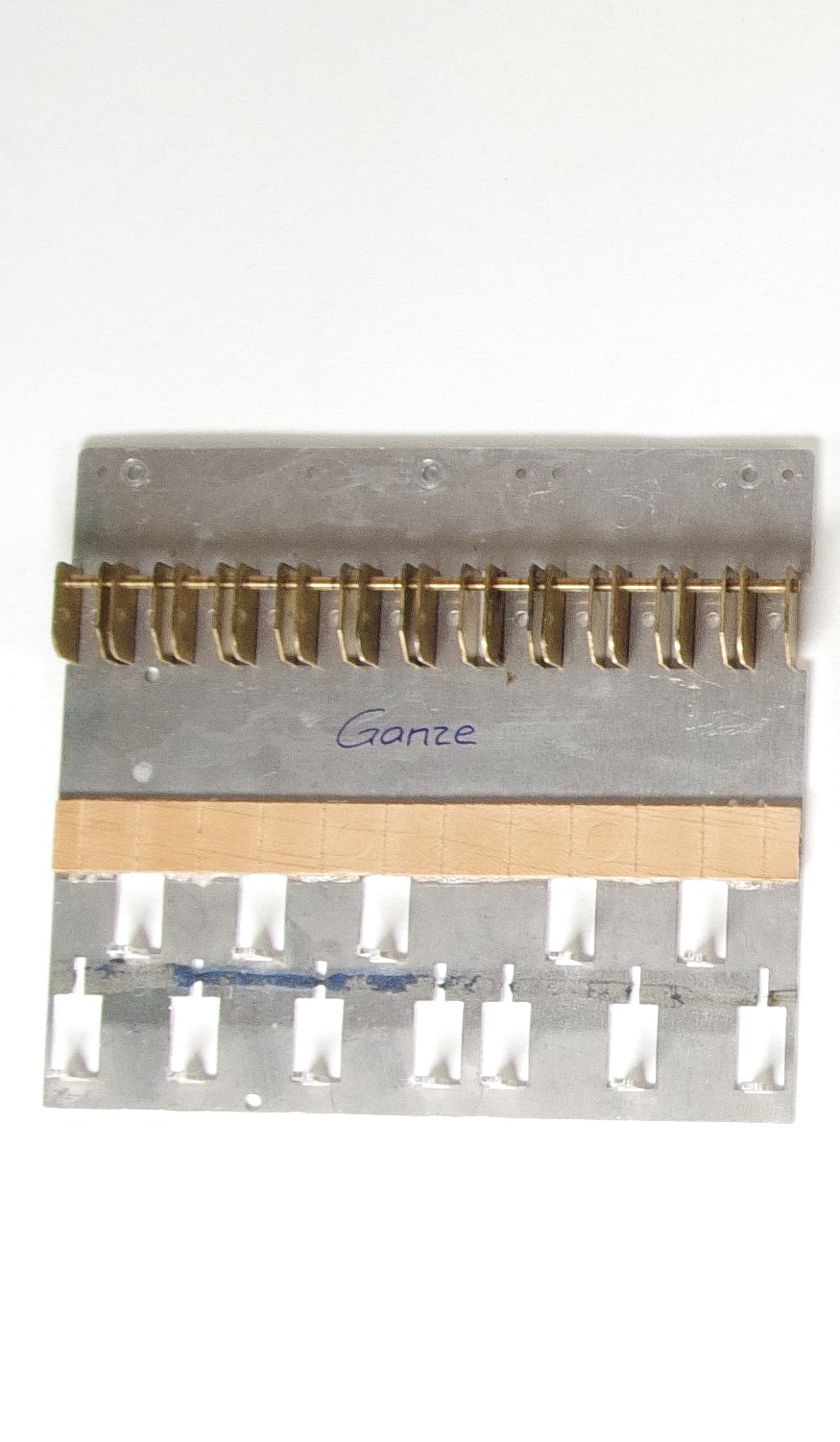 Teil-Grundplatte Tastaturlager Hohner, gebraucht eine Oktave
