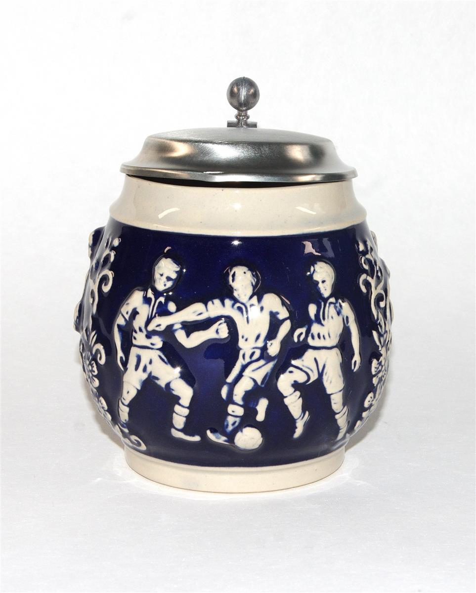 Bierkrug Fußball Porzellan Zinndeckel blau Bierkrug Fußball Porzellan Zinndeckel blau