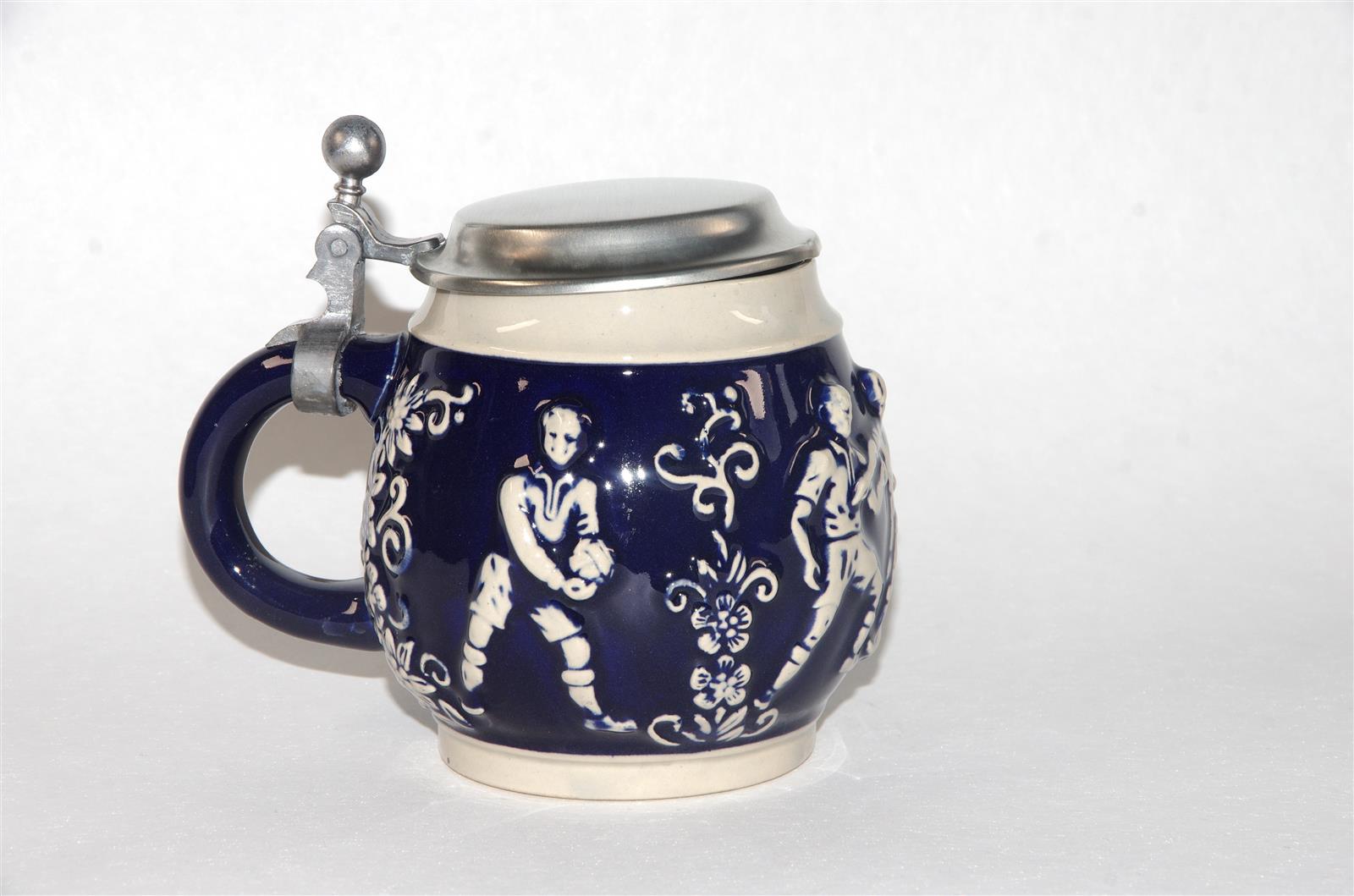 Bierkrug Fußball Porzellan Zinndeckel blau Bierkrug Fußball Porzellan Zinndeckel blau