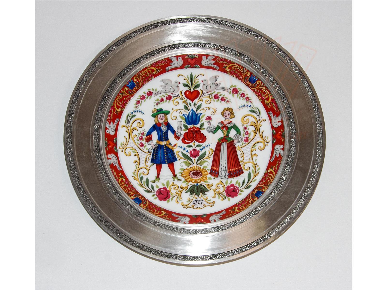 Zinnteller mit Porzellan von Dr. Merkle Atelier