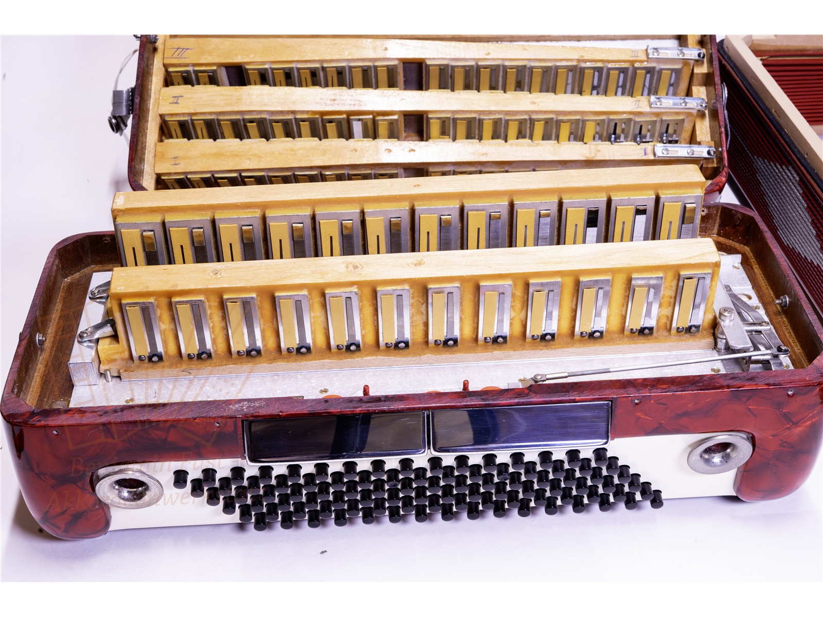 Akkordeon V. Soprani 96 Bass 37/96/III/5/3 schwarz - gebraucht